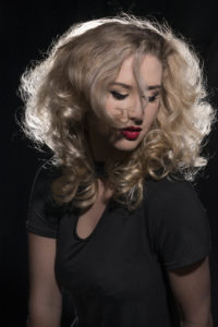 portrait-beauty-blonde-red-lipstick